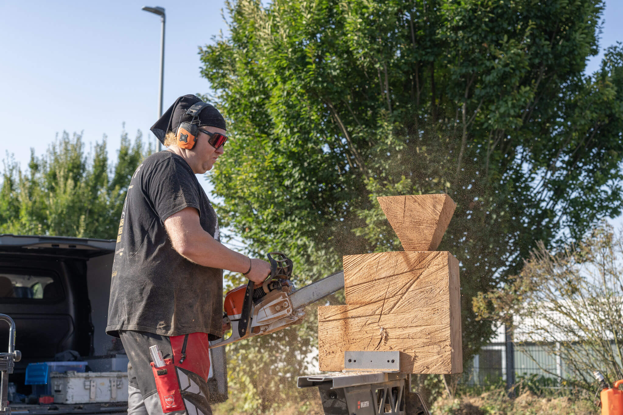 Locke sägt eine Skulptur aus Holz