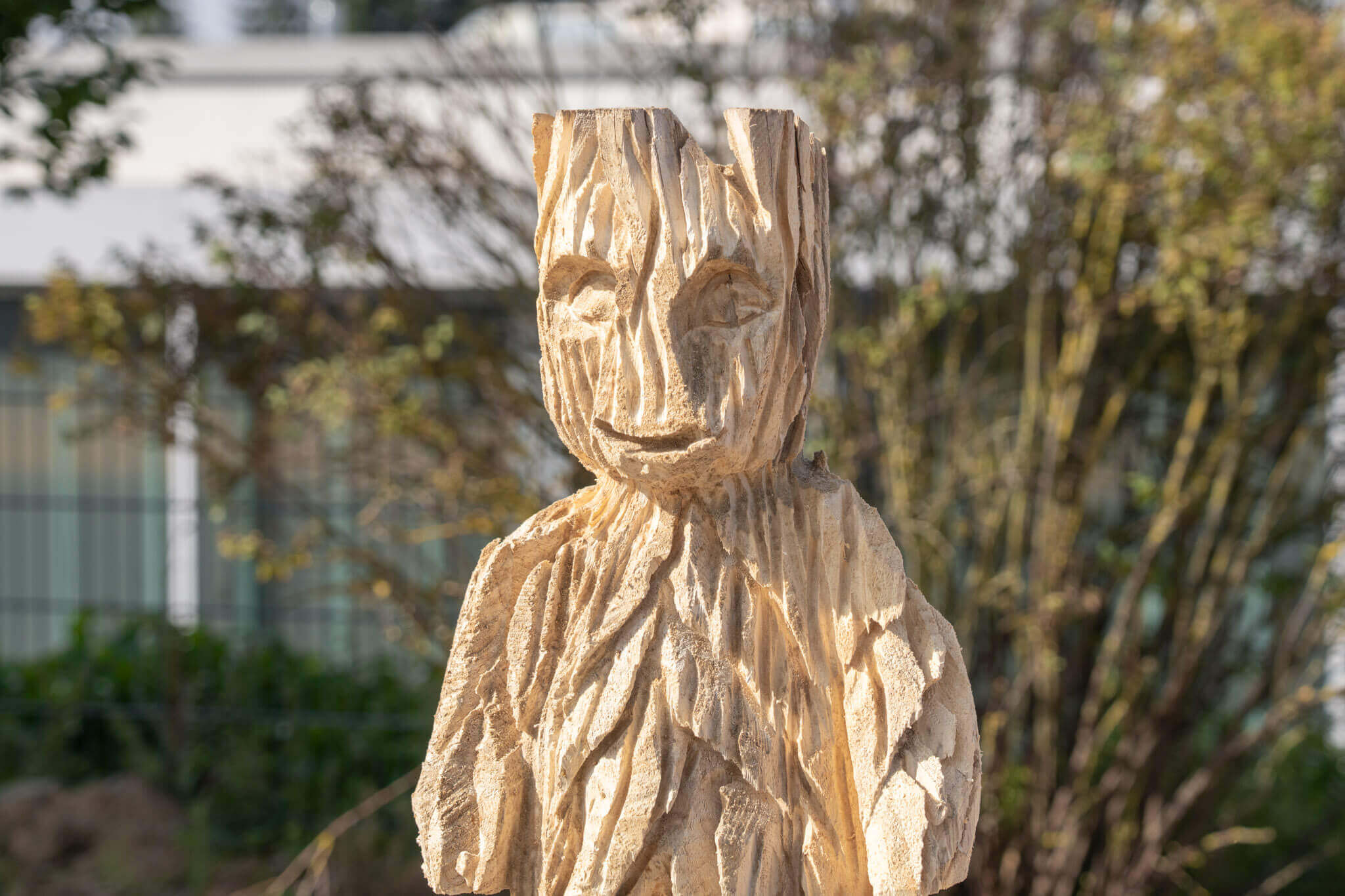 Eine fertig geschnitzte Holz Skulptur