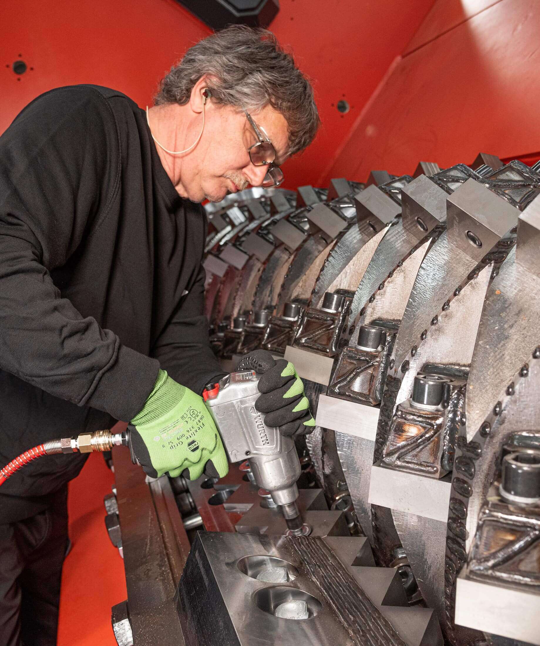 Produktionsmitarbeiter in Sachsen-Anhalt, der an einem Rotor arbeitet