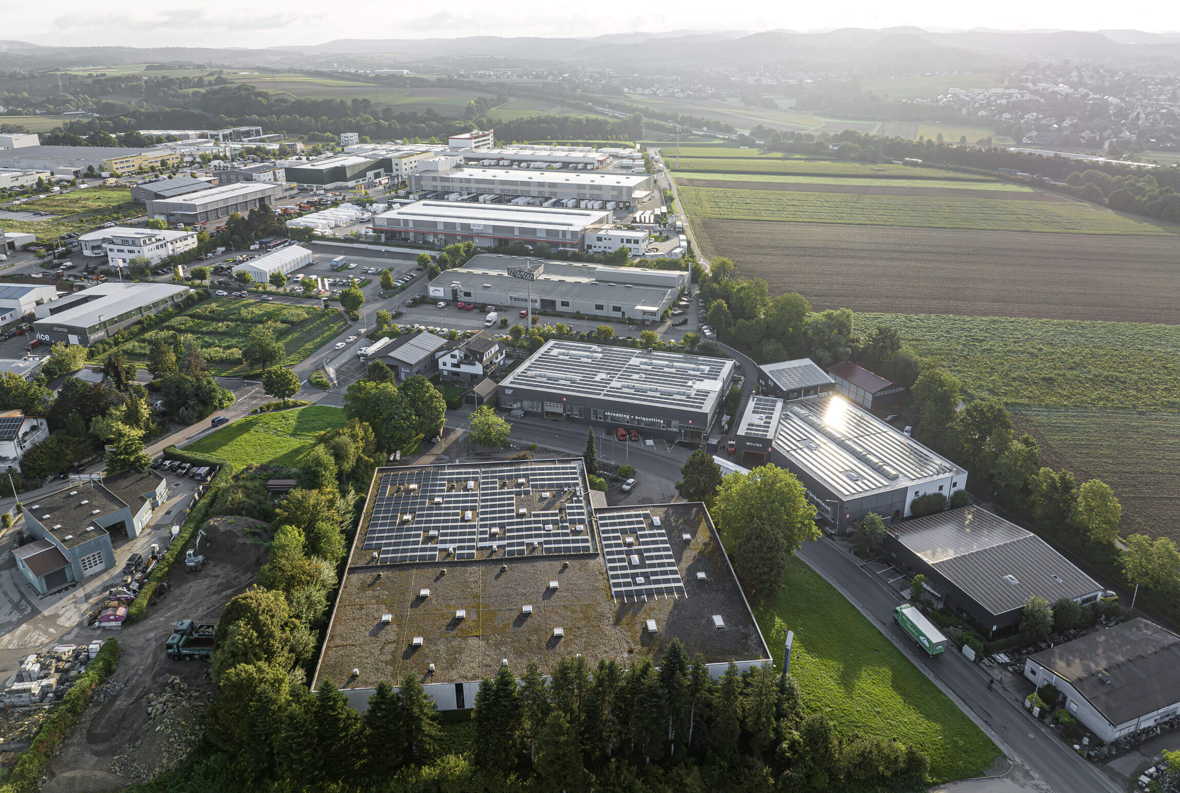 WEIMA Firmenzentrale aus der Luft mit mehreren Produktionshallen