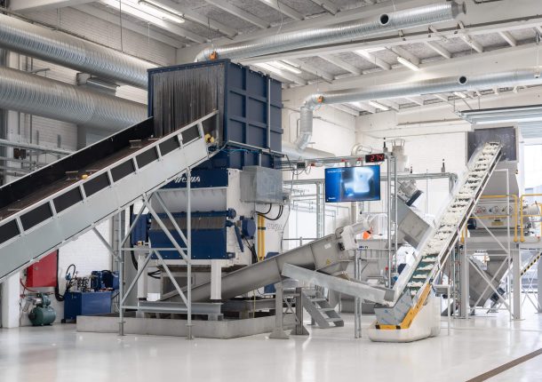 Ein WEIMA Shredder W5.18 in einer Halle auf dem Dansk Emballage Firmengelände