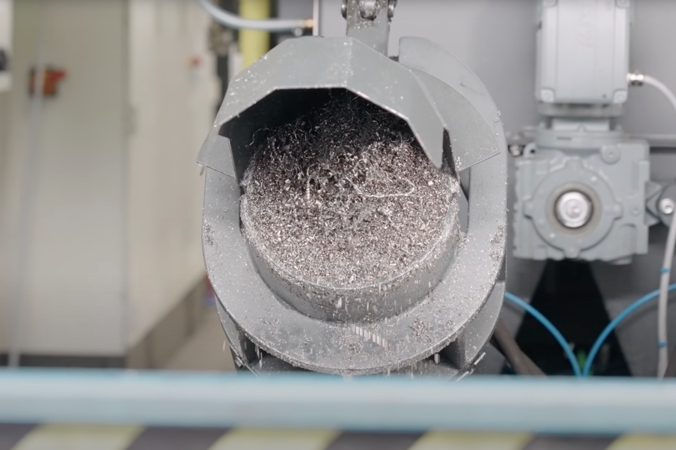 Eine PUEHLER C.200 entwässert Späne und Drehteile von CNC-Maschinen bei Dietrich Feindrehteile in Deutschland.