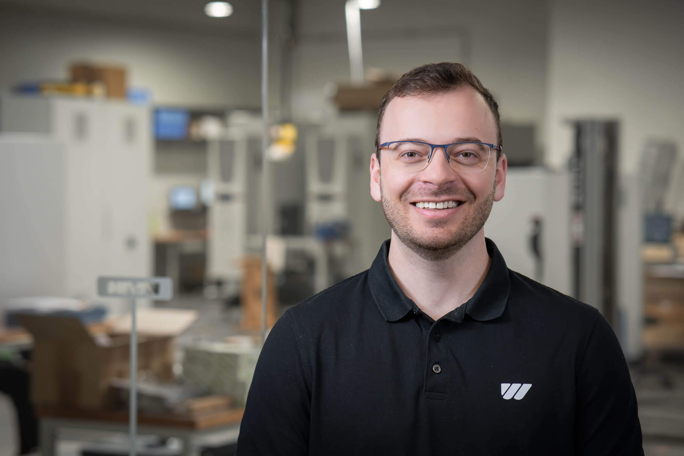 Mitarbeiter lächelt in die Kamera