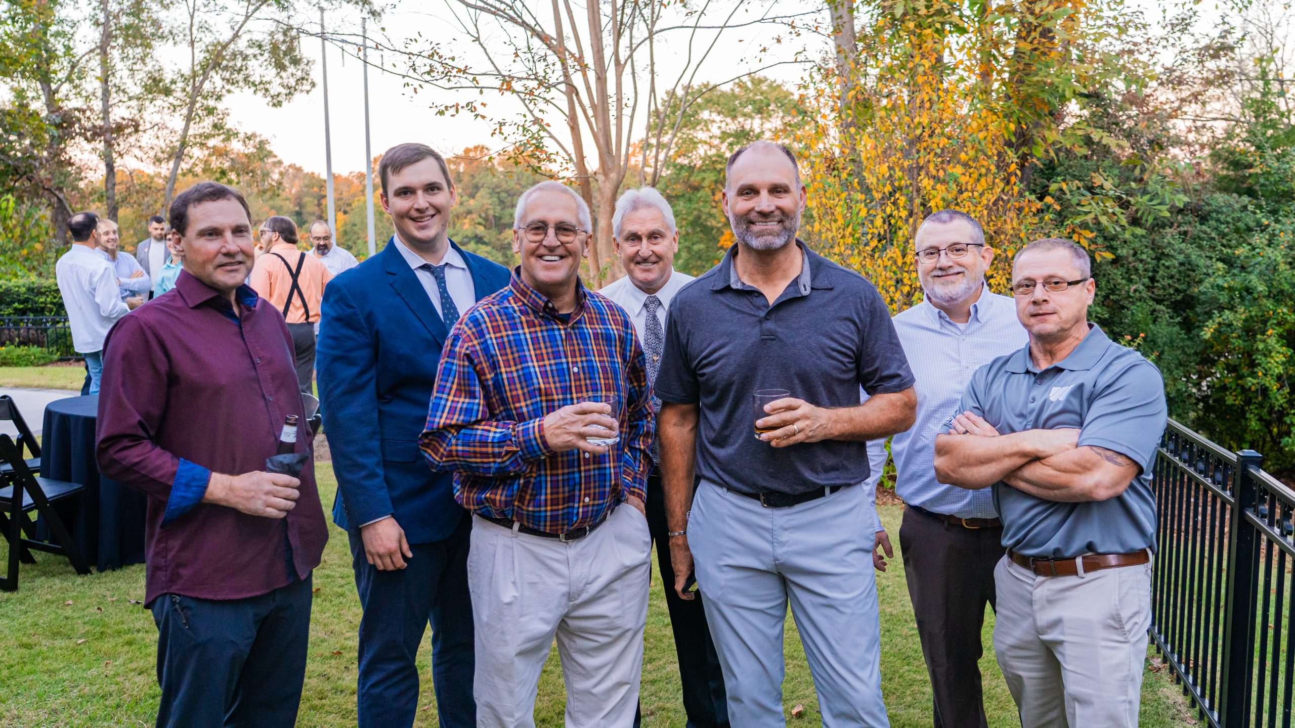 Eine Gruppe Menschen steht in einer Reihe und posiert für ein Foto