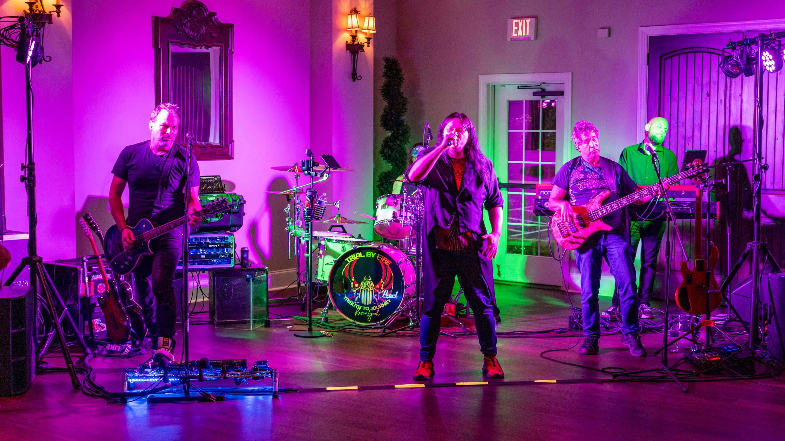 Eine Live-Band spielt am Abend auf der Bühne