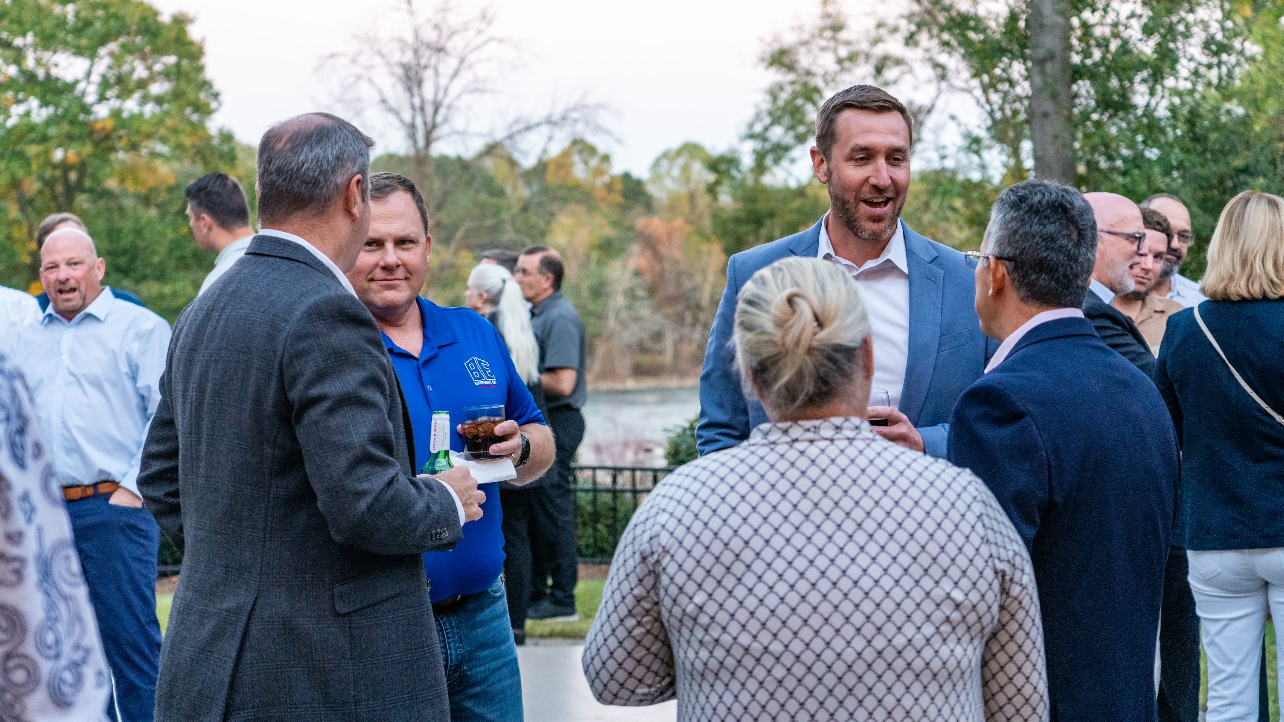 Menschen, die sich auf einer Party mit mehreren Personen unterhalten