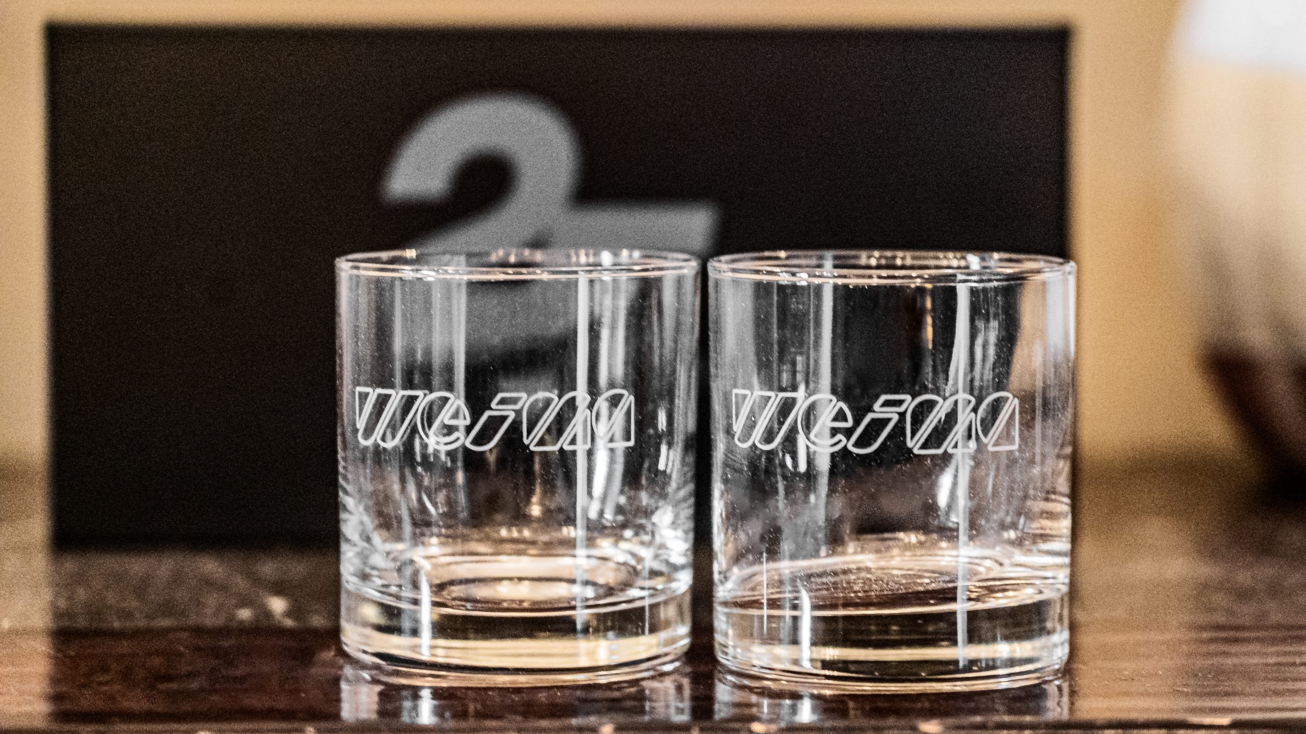 Zwei WEIMA Gläser stehen auf einem Tisch