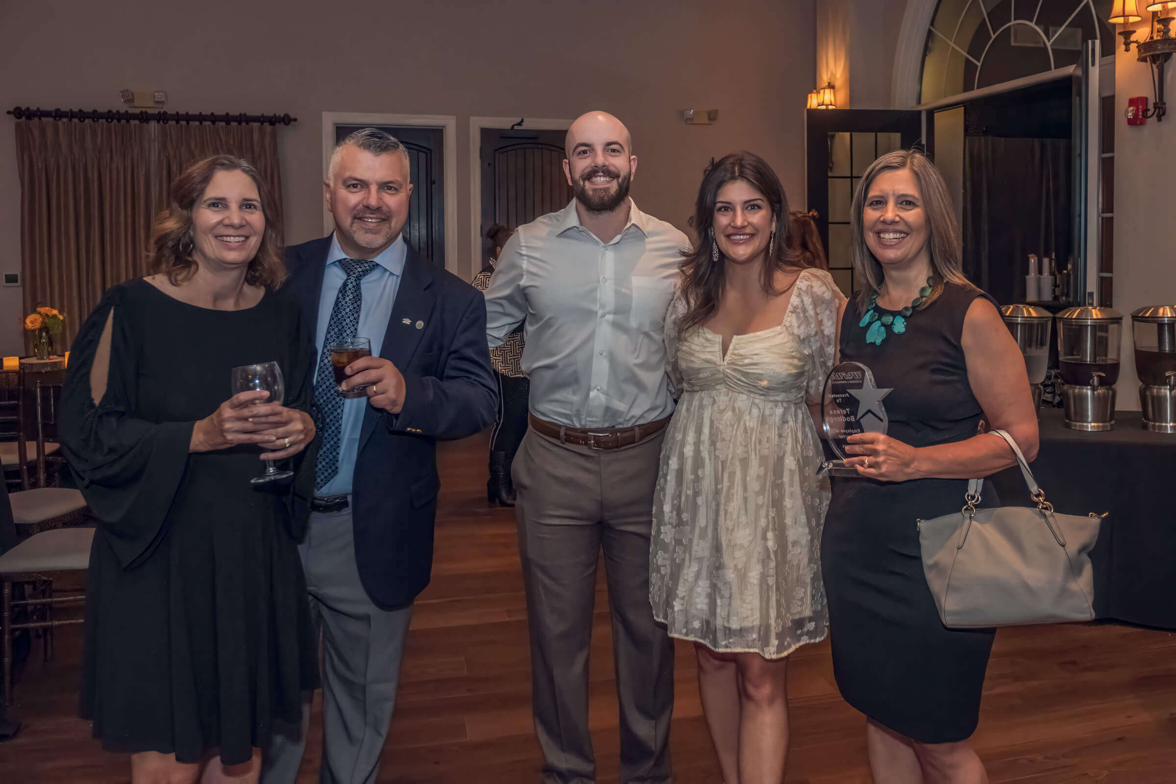 Einen Menschen Gruppe macht ein Foto zusammen