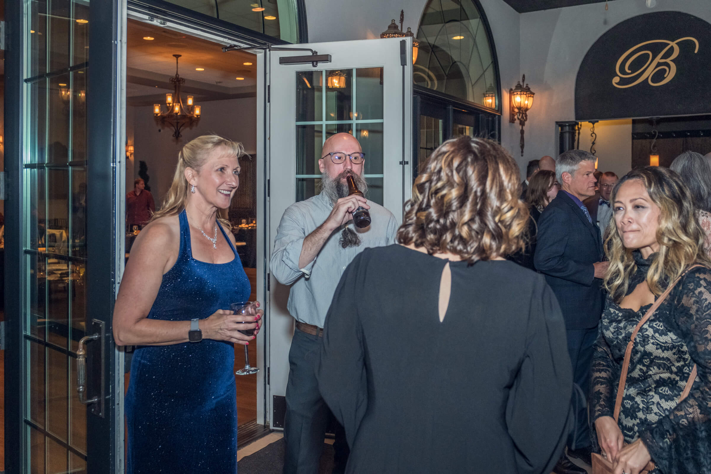 Ein paar Menschen stehen draußen und unterhalten sich dort