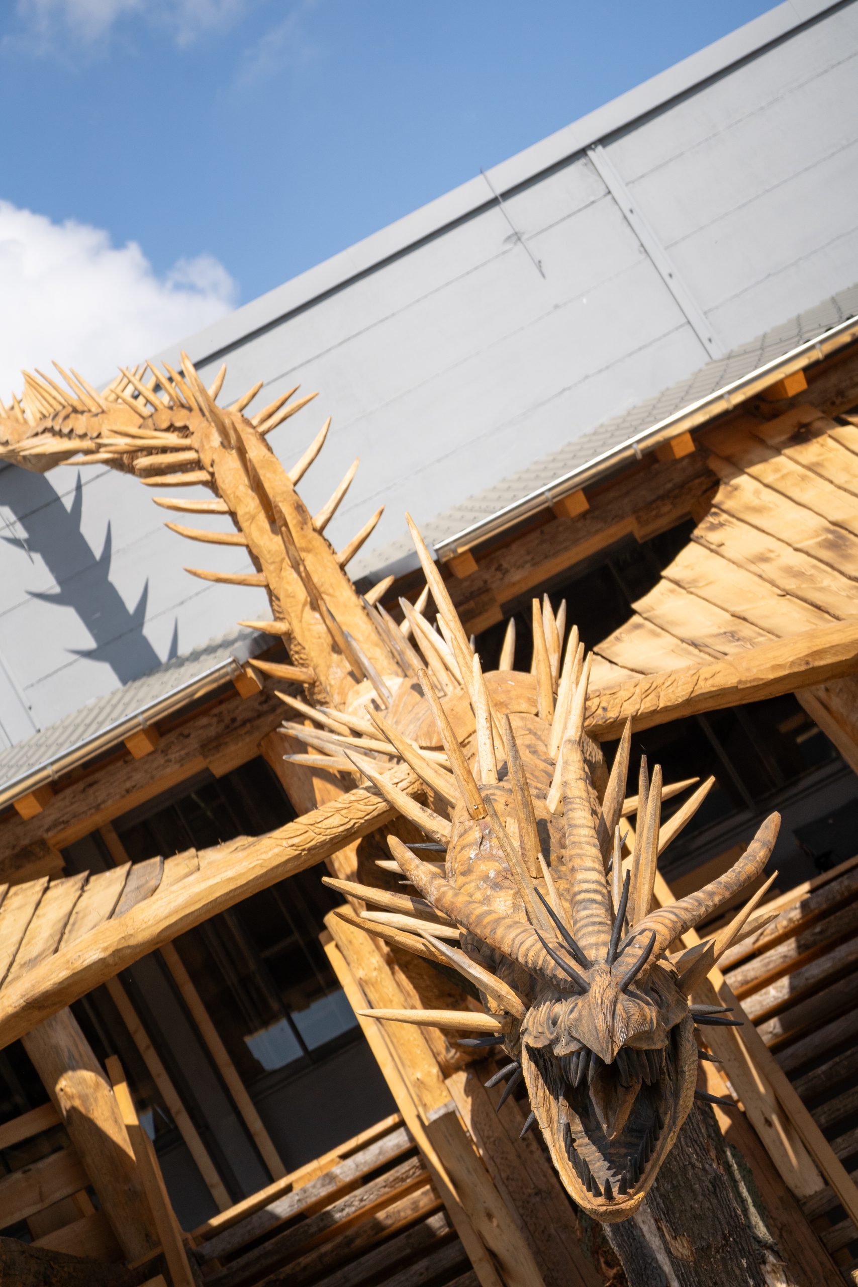 Ein Drache aus Holz über einer Treppe