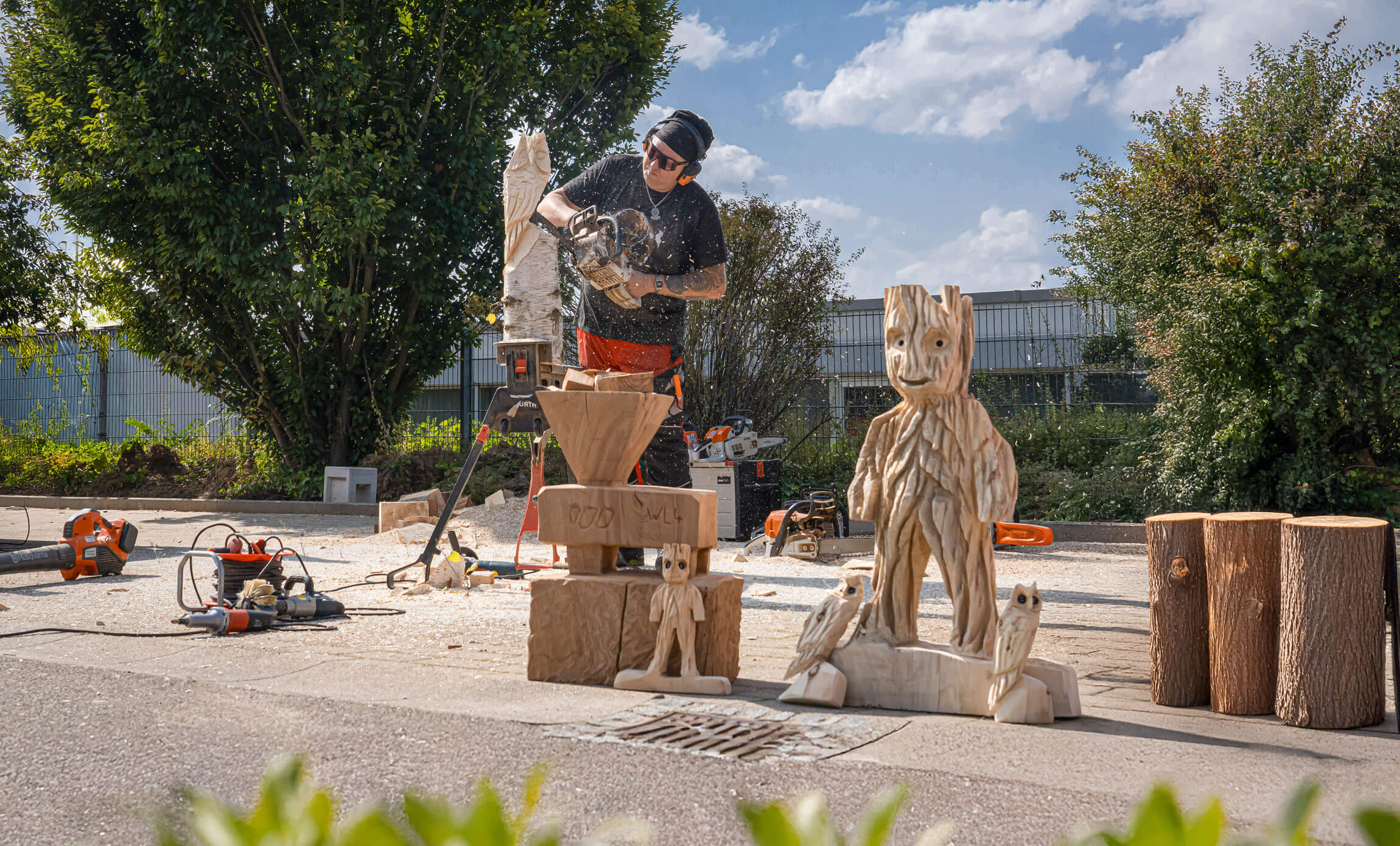 Ein Mensch sägt eine Skulptur
