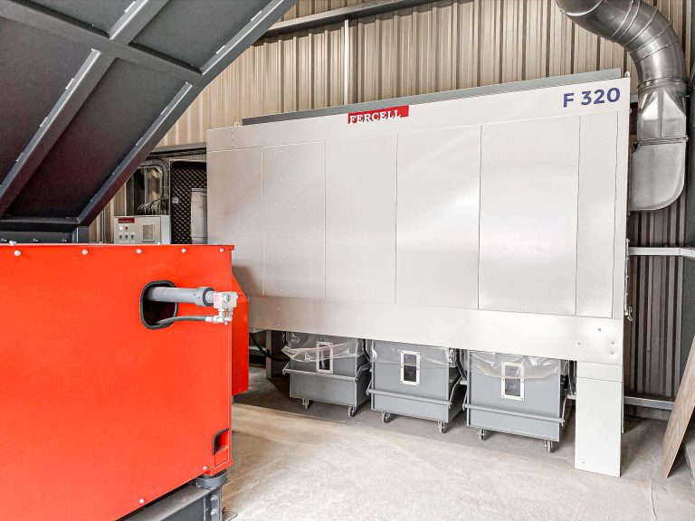 The dust extractor F320 in a small hall in the back