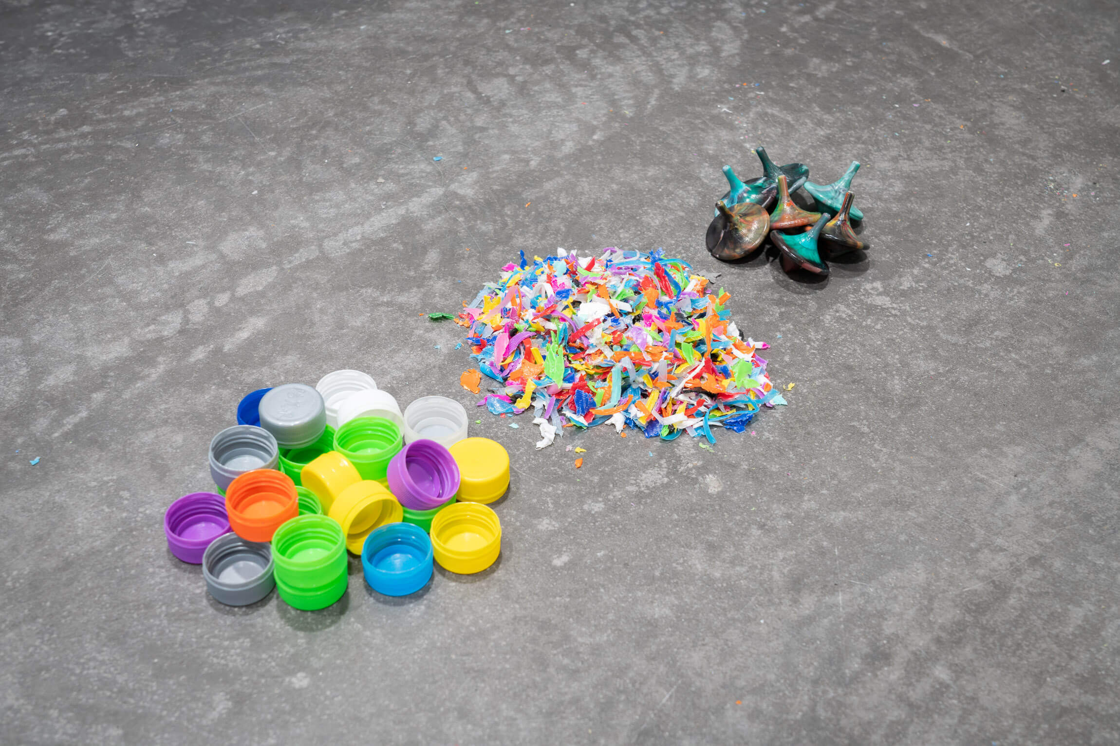 bottle caps, shredded bottle cap flakes, spinning tops