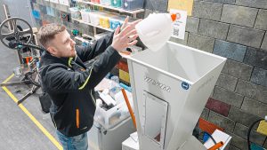 Ein WEIMA Mitarbeiter befüllt den WEIMA Shredder Pro mit Post-Consumer Plastics