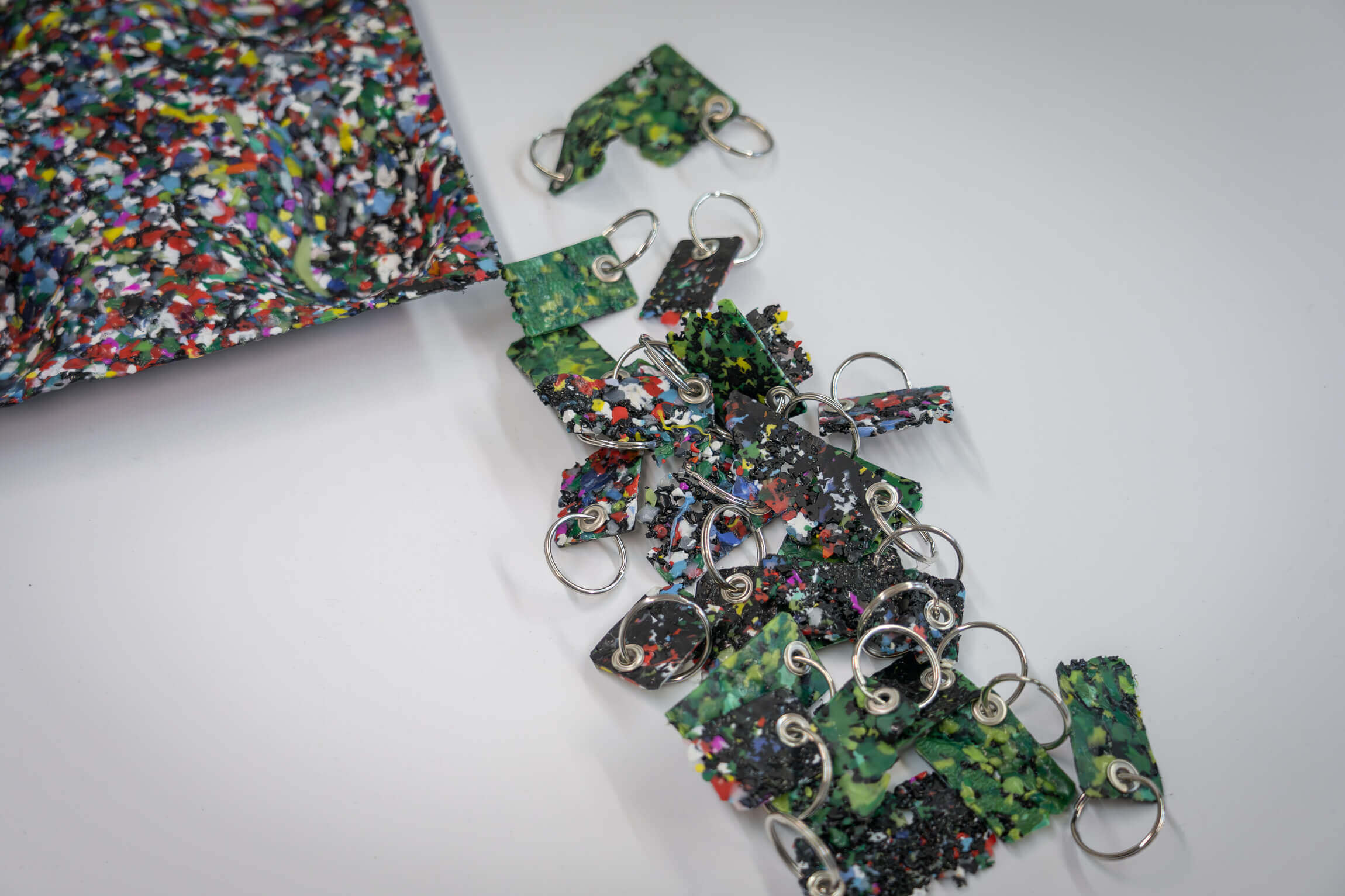 Key fob / ring from recycled plastic flakes
