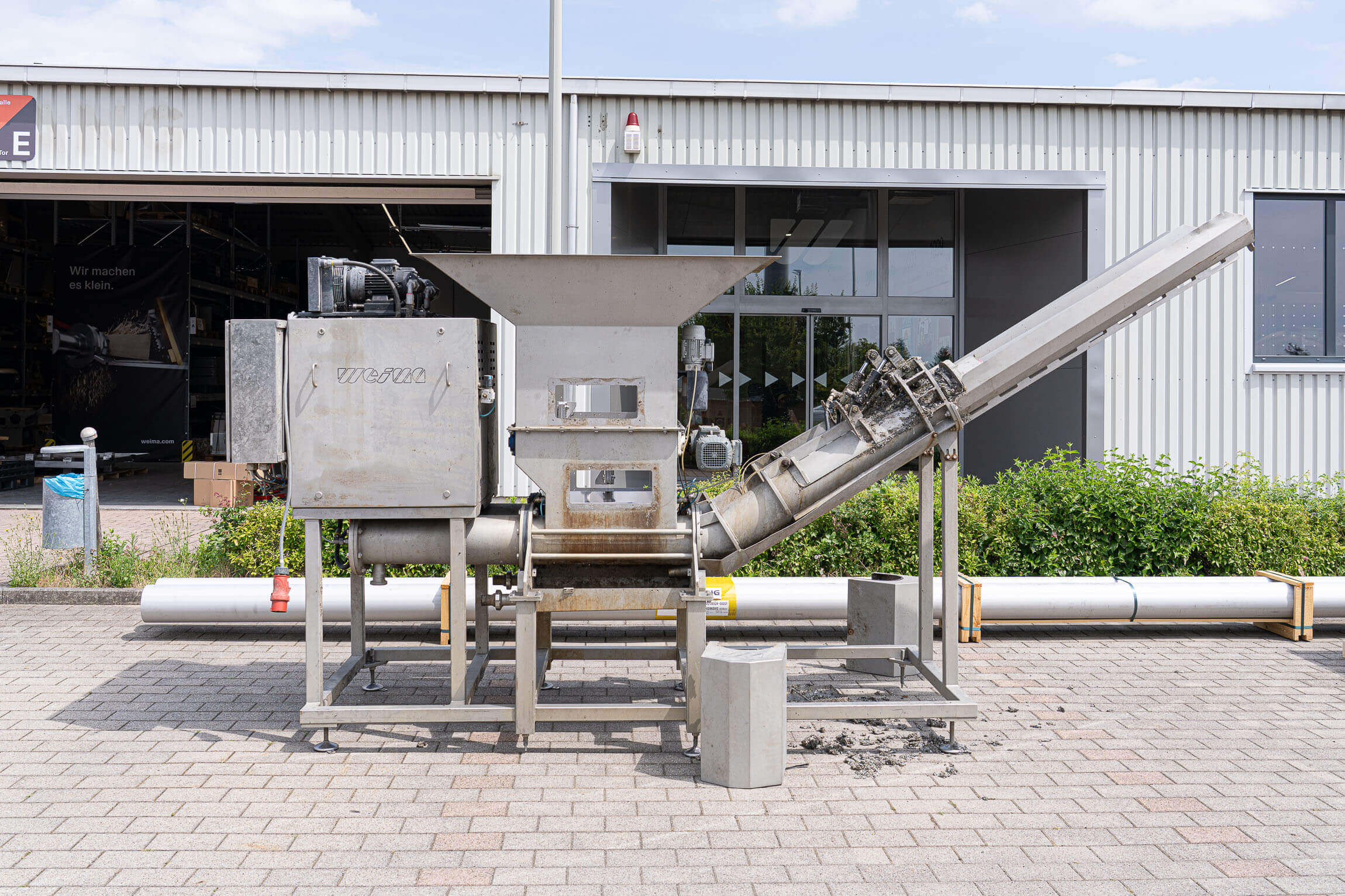 C.200 Duo press before overhaul in front of a WEIMA building
