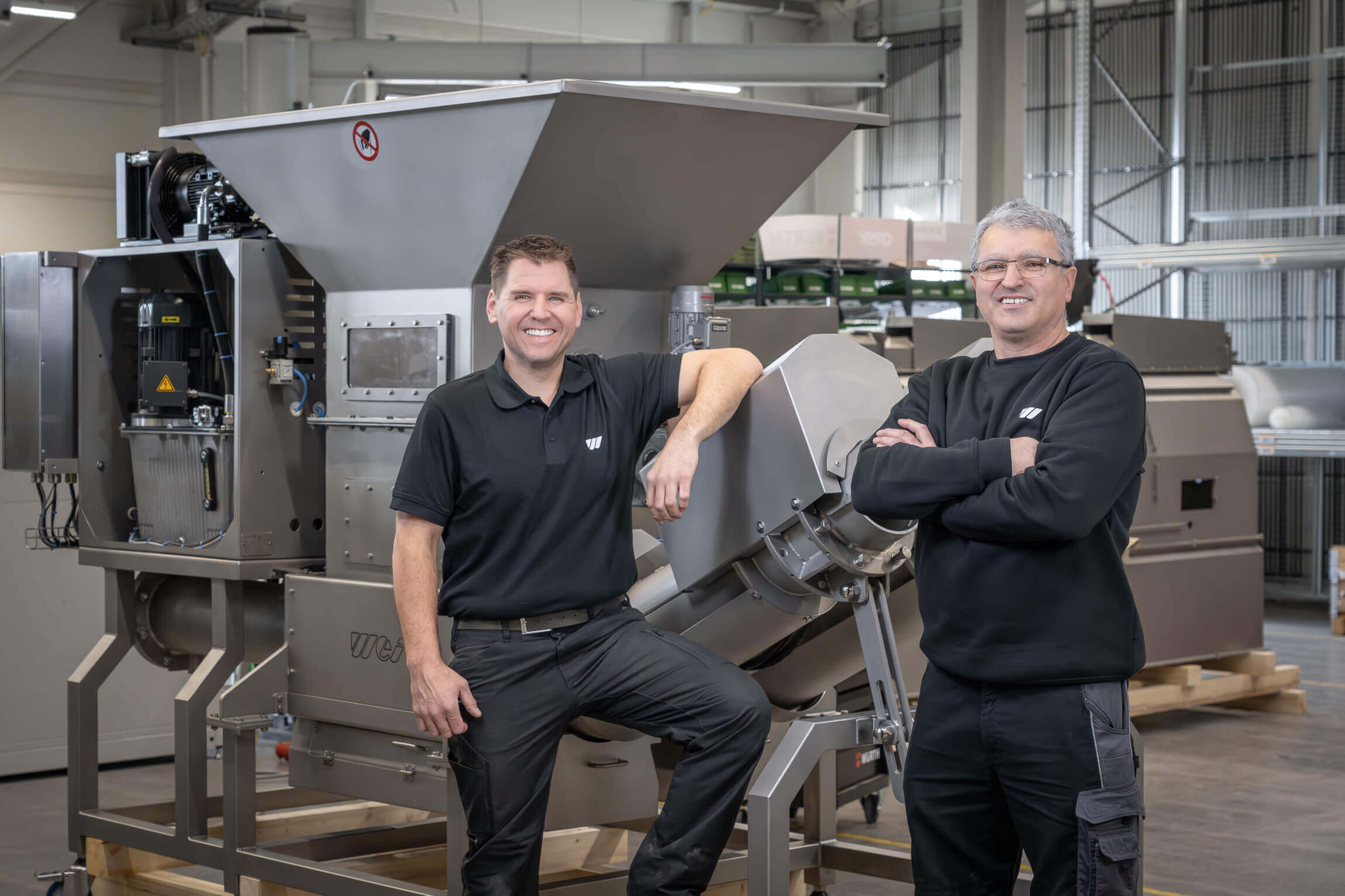 Zwei WEIMA Service Mitarbeiter für Entwässerungspressen