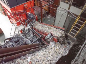 Blick von oben auf die Förderbänder, die das zerkleinerte Material vom Shredder weiter transportieren