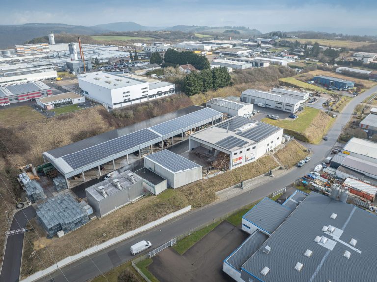 Großes Firmengelände innerhalb eins Industriegebietes aus der Luft fotografiert.