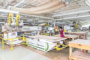 Sperrholz Bearbeitung mit modernen Madschine bei Furniture Tech in den USA