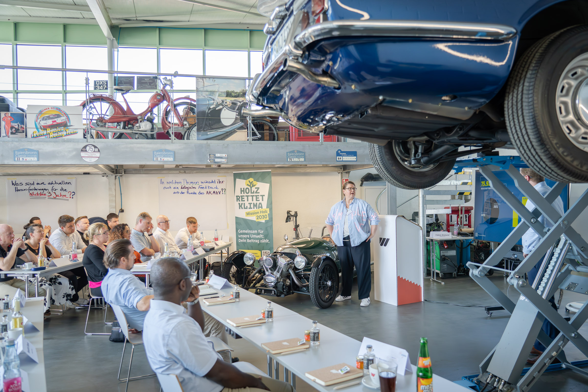 Eine Frau hält einen Vortrag in der WEIMA Garage