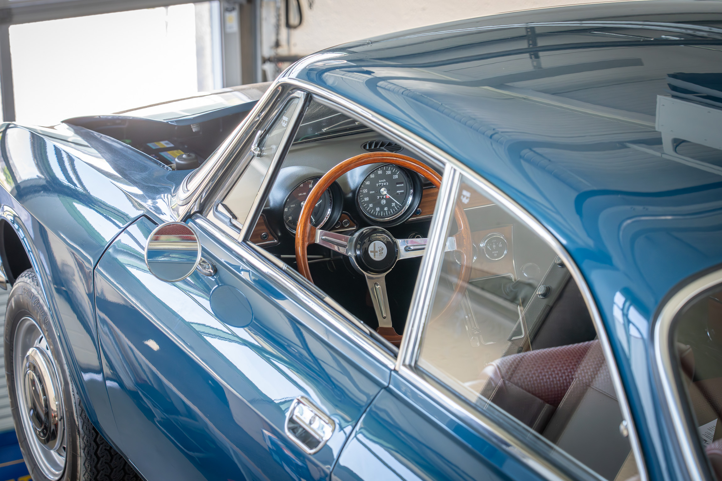 Blick in einen blauen Oldtimer