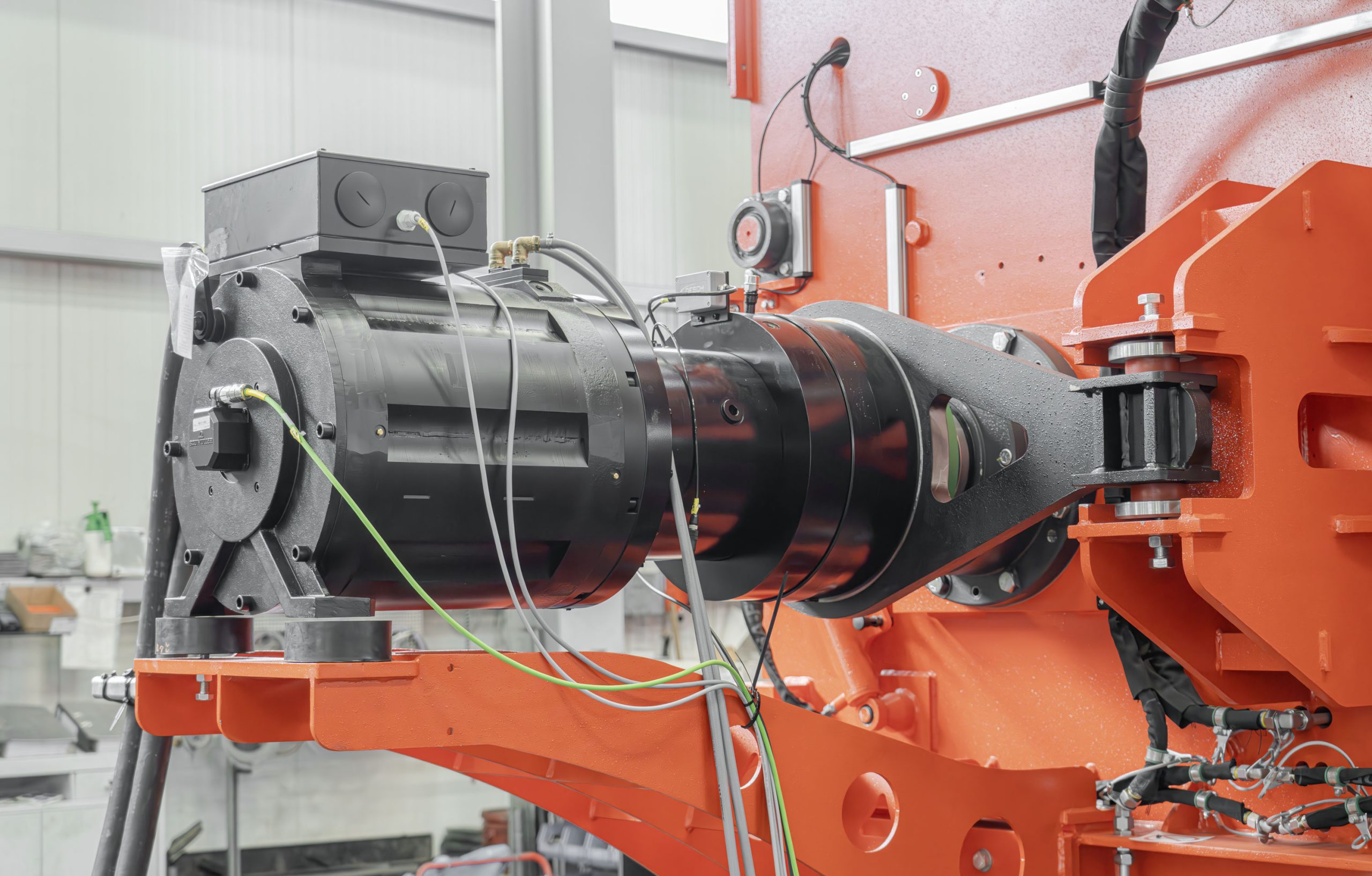Schwarzer Baumüller High Torque Antrieb an einem orangenen WEIMA Shredder
