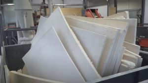 Weiße PU-Platten im Trichter eines Shredders.