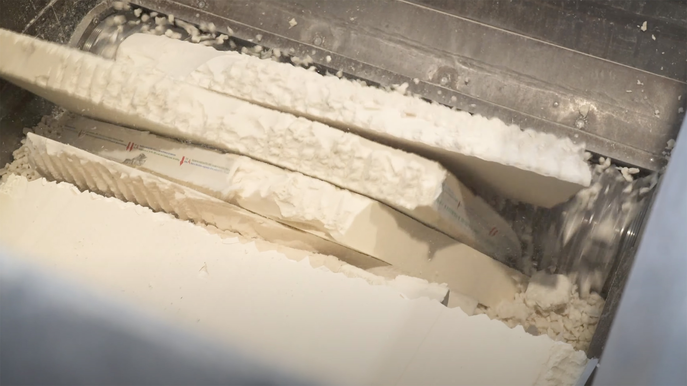 White PU boards in the cutting chamber of a shredder are shredded by the rotor.