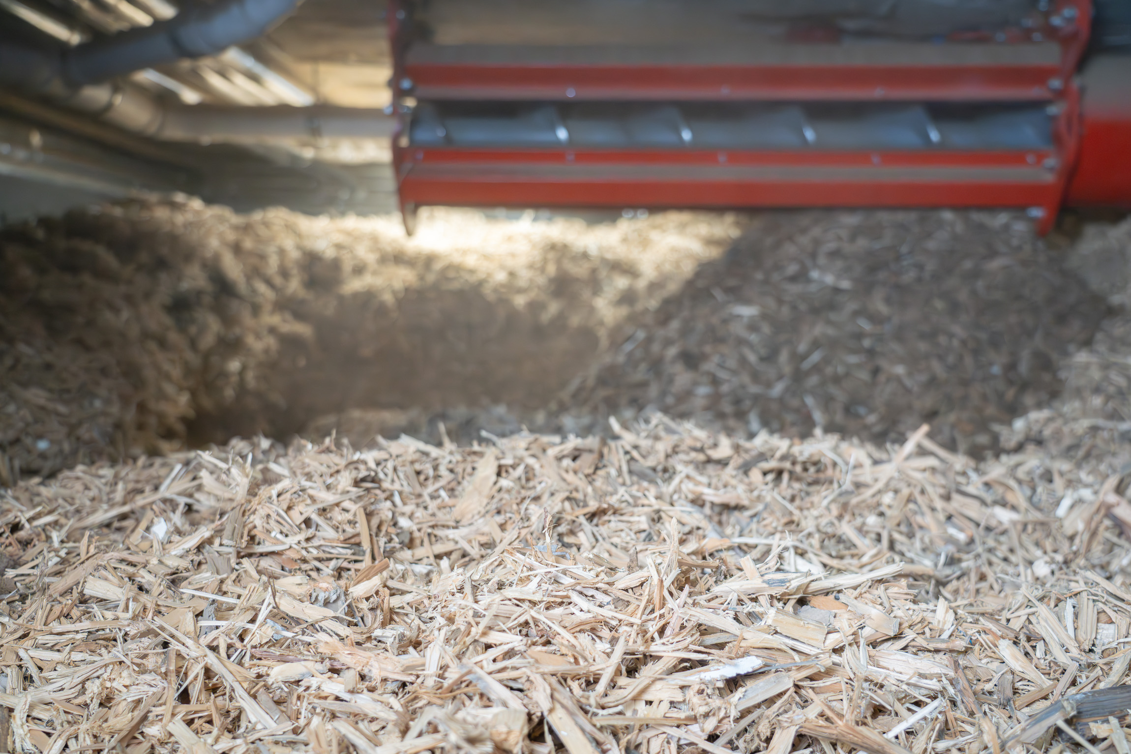 Wood chips are transported directly to the wood chip bunker via a spiral conveyor system.