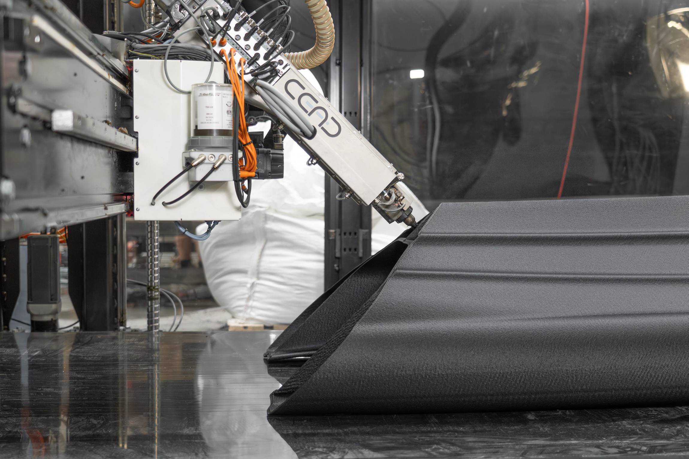 Ein Großformat-3D-Drucker druckt ein schwarzes Boot