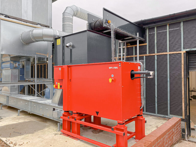 Rückansicht des WEIMA WLK 6 S Zerkleinerers mit hydraulischem Antrieb und angeschlossener Fördertechnik