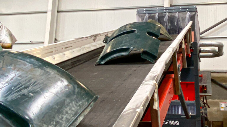 W5.14 Shredder mit geneigtem Förderband zur Zuführung von Kunststoffteilen