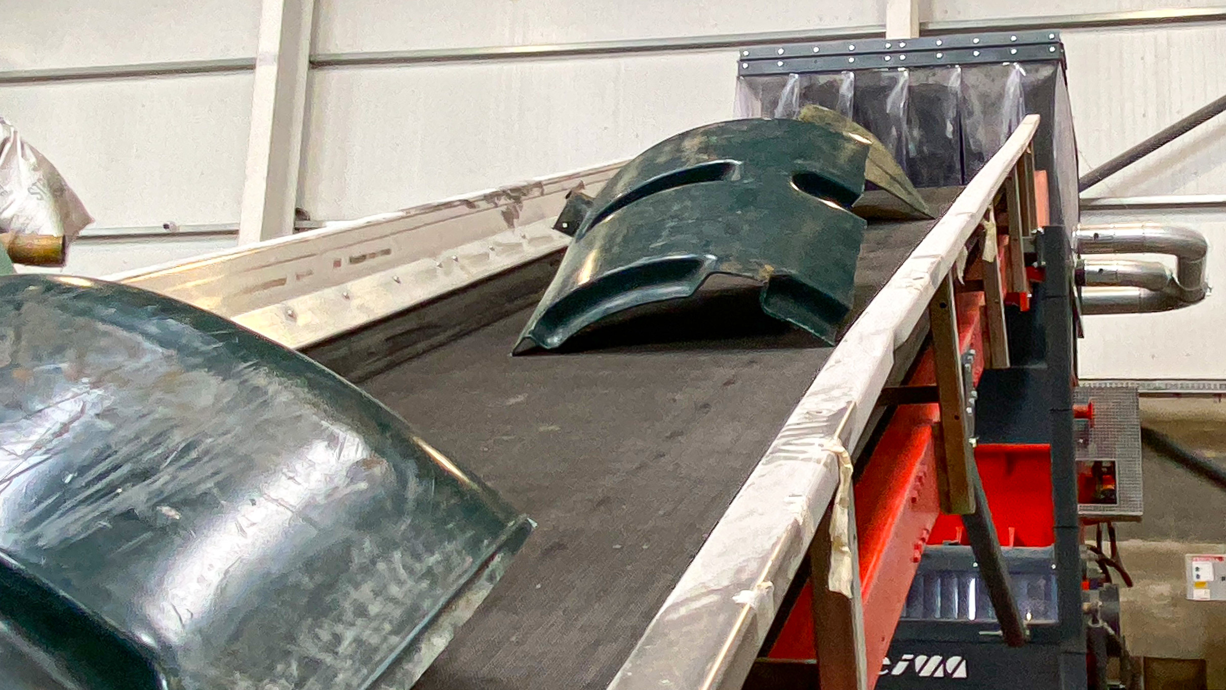 W5.14 Shredder mit geneigtem Förderband zur Zuführung von Kunststoffteilen