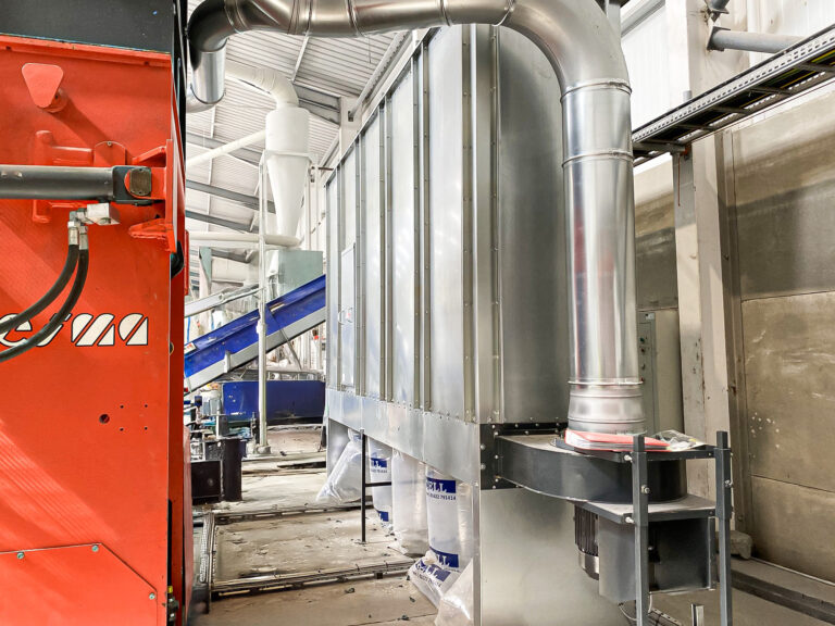 Seitenansicht des W5.14 Shredders mit Antriebseinheit und Austragsband