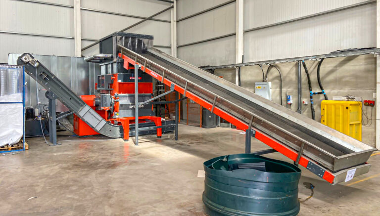 W5.14 Shredder mit vorgelagerter und nachgelagerter Fördertechnik