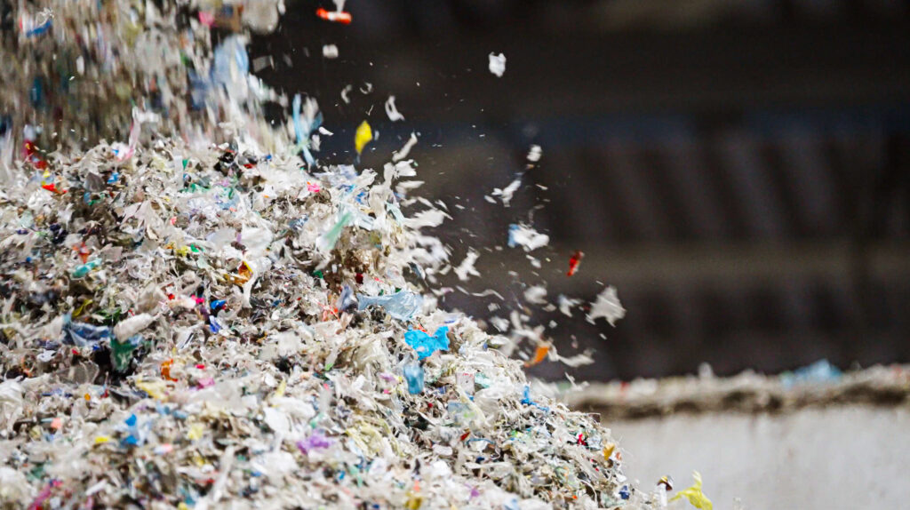 umherfliegender Ersatzbrennstoff beim Austrag