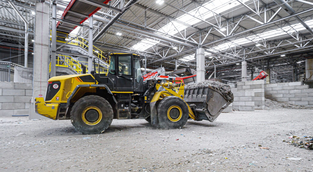 Ersatzbrennstoff wird mit einem Radlader durch die Produktionshalle von Euro-Eko gefahren