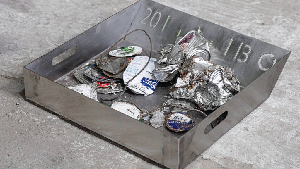 Metallschale mit Metall Störstoffen von der Separierung