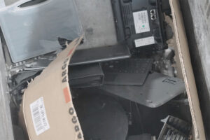 Elektroschrott wie Tastaturen und Hard Drives werden zerkleinert