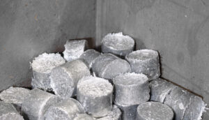 Aluminium Metall Späne Briketts in einer Kiste