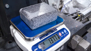 PVC Fußboden Brikett auf einer Waage