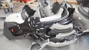 Auto Stoßstangen gestapelt vor der Zerkleinerung