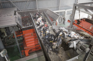 WEIMA PreCut 3000 Shredder bei Tosung zum Zerkleinern von Textilabfällen mit vollem Förderband