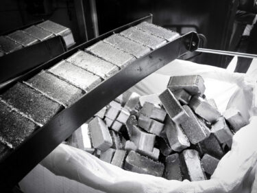 Austrag von Metallbriketts