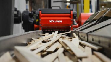 The WEIMA horizontal shredder shreds long wood waste