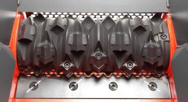grauer WEIMA V-rotor mit Schneidmessern, davor das Gegenmesser