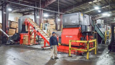 Two-stage shredding Shredder granulator