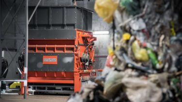 WEIMA PowerLine 2500 Einwellen-Zerkleinerer shreddert Abfälle für die Ersatzbrennstoffproduktion