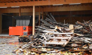 Holzabfall neben WEIMA Zerkleinerer